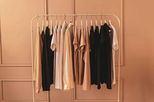 Quelle est la meilleure façon d'organiser un dressing pour les amateurs de mode ?