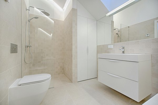 Comment rendre une salle de bain plus luxueuse avec des accessoires en or ?